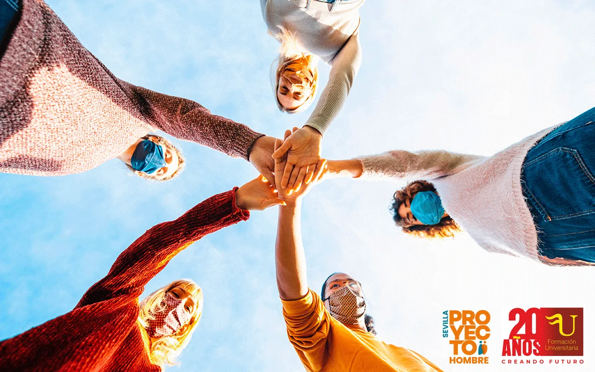 Formación Universitaria y Proyecto Hombre Sevilla | Becas de formación Personas juntando las manos en círculo, imagen de las becas de Formación Universitaria con Proyecto Hombre Sevilla