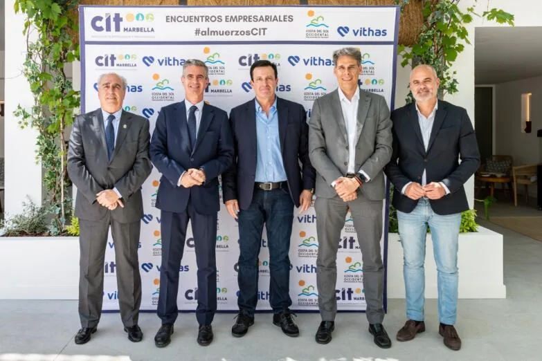 Ignacio Campoy junto a directivos en el encuentro empresarial organizado por el CIT de Marbella