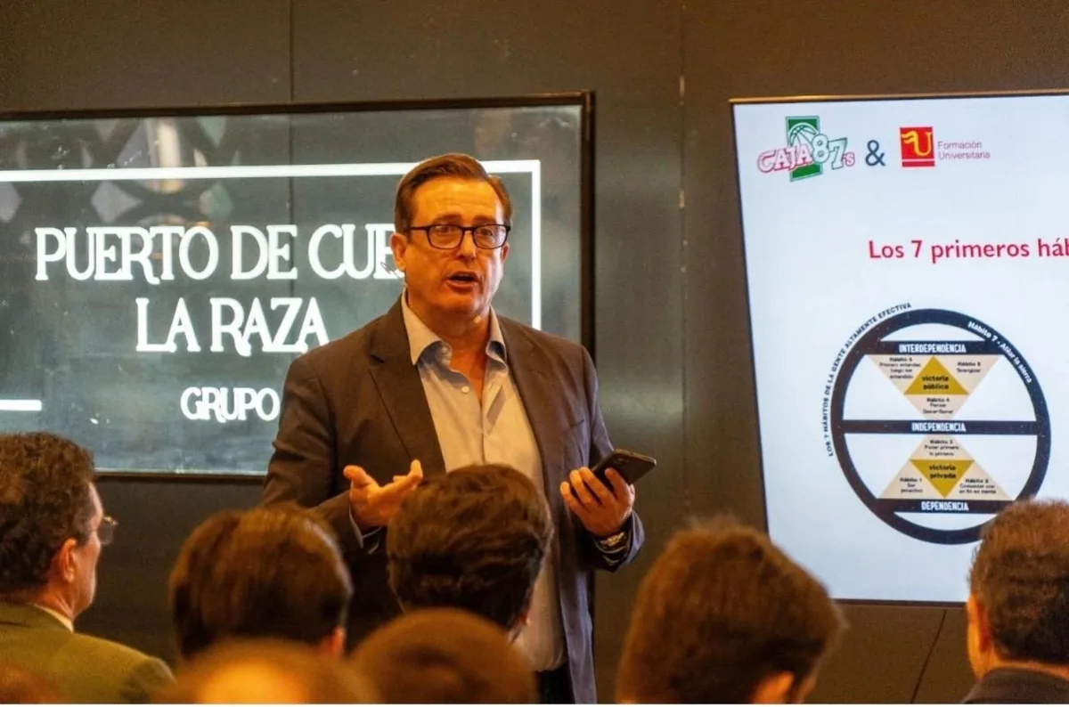 Ignacio Campoy impartiendo su ponencia sobre los hábitos del éxito empresarial en el Club de Empresas Caja 87