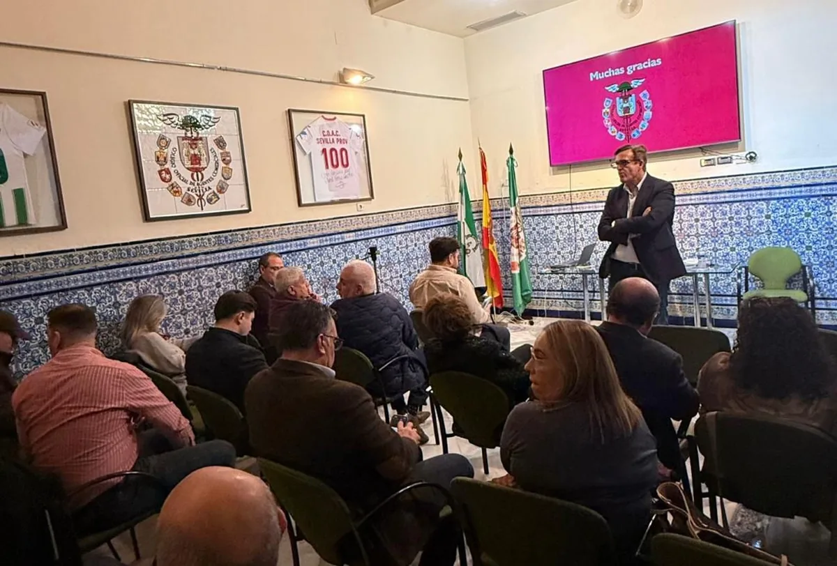 Ignacio Campoy explicando cómo afrontar el contexto VUCA a los agentes comerciales de Sevilla