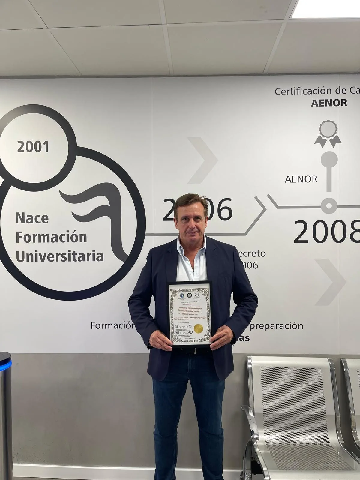 Ignacio Campoy con su diploma Cum Laude del Instituto Internacional de Estudios Globales para el Desarrollo Humano