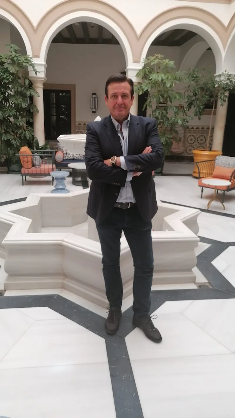 Ignacio Campoy en un patio andaluz de Sevilla Ignacio Campoy de pie con los brazos cruzados en un patio andaluz de Sevilla