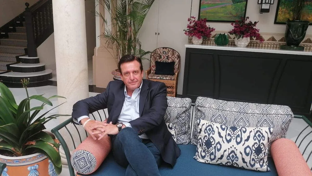 Ignacio Campoy, entrevista en Sevilla | Urban Beat 2023 Ignacio Campoy sentado en un patio andaluz de Sevilla durante su entrevista para Urban Beat Contenidos en 2023