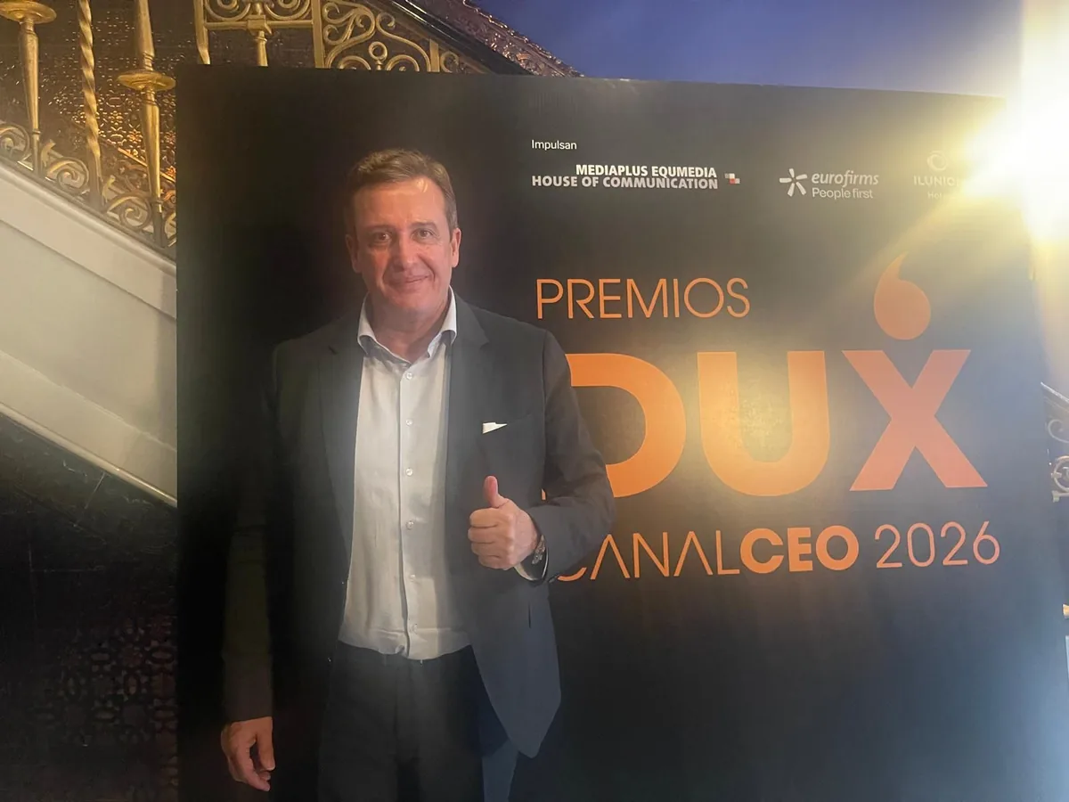 Ignacio Campoy con el pulgar arriba ante el cartel de los Premios DUX Canal CEO 2026