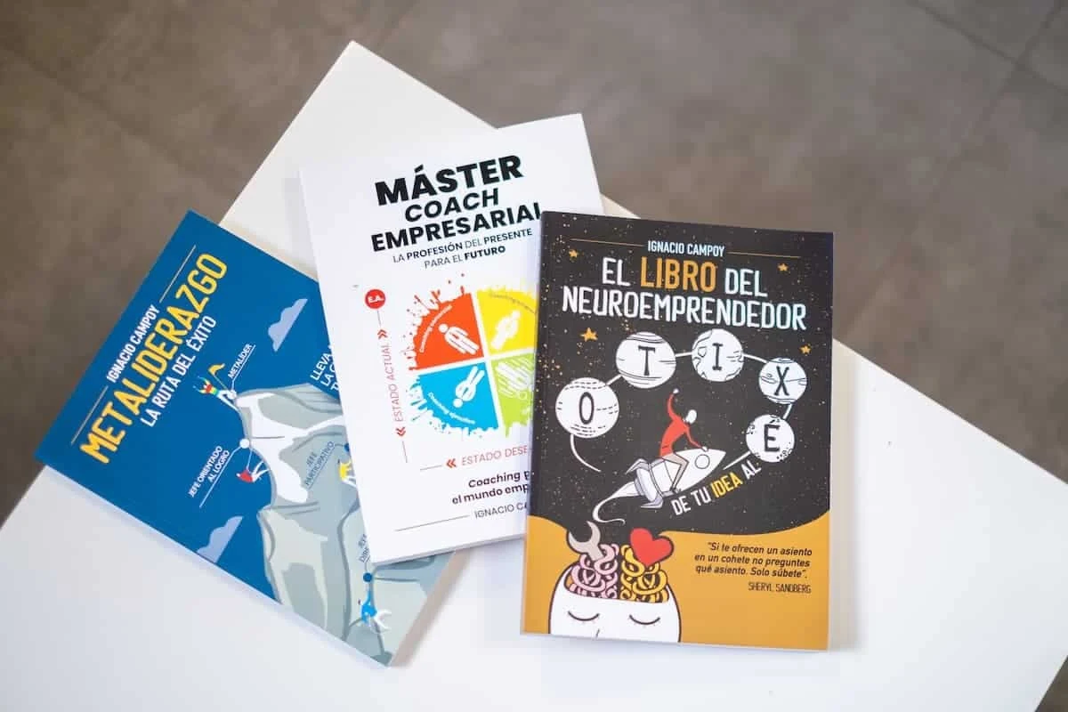 Los tres libros de Ignacio Campoy sobre una mesa: Metaliderazgo. La ruta del éxito, Máster Coach Empresarial y El libro del Neuroemprendedor