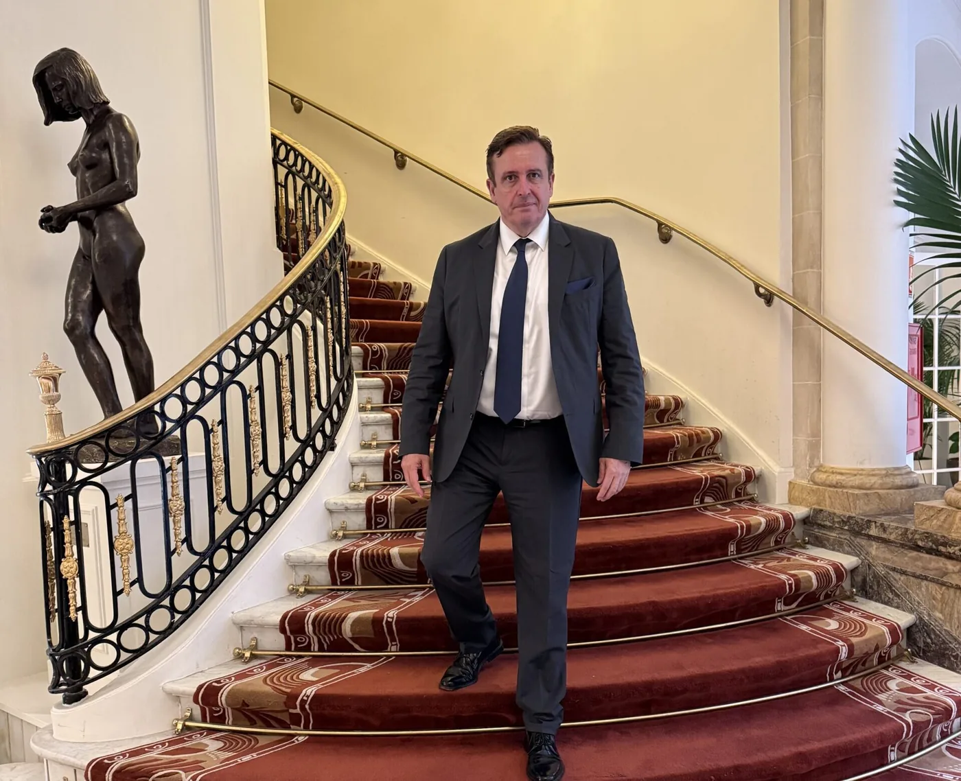 Ignacio Campoy en una escalera histórica