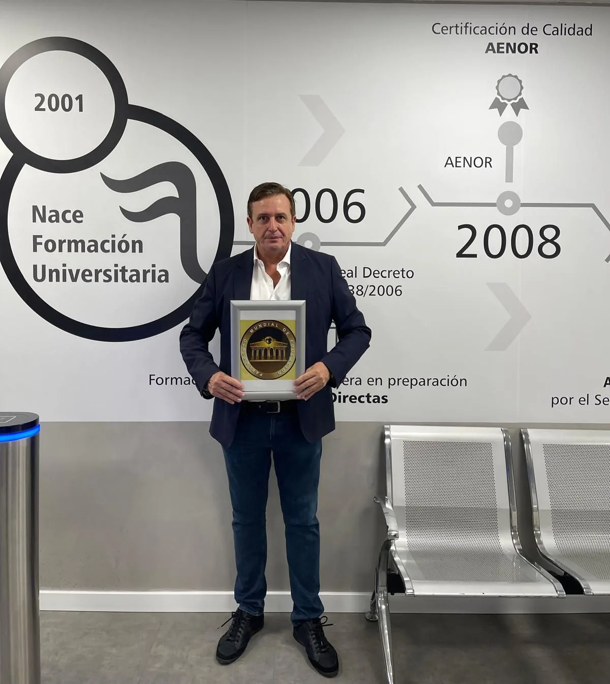 Ignacio Campoy con el diploma que lo nombra Parlamentario Mundial de Educación