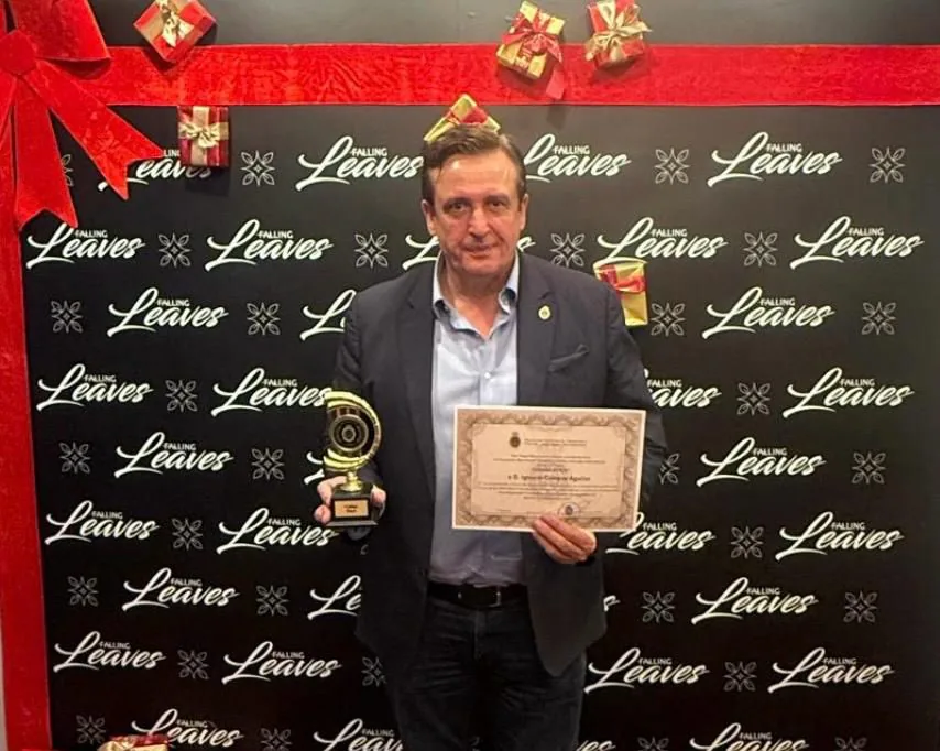 Ignacio Campoy con el trofeo y el diploma del Premio a la Ética Profesional de ANTPJI 2025