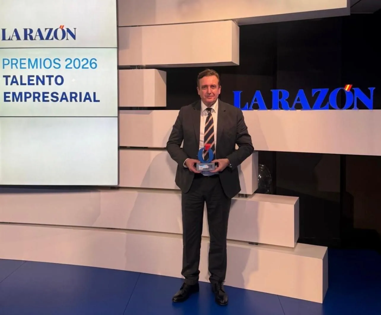 Ignacio Campoy recogiendo el premio de La Razón