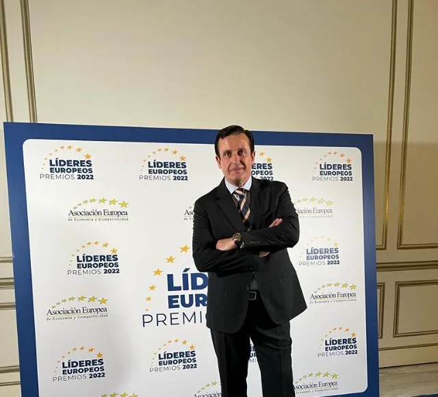 Ignacio Campoy con los brazos cruzados ante el panel de los Premios Líderes Europeos 2022