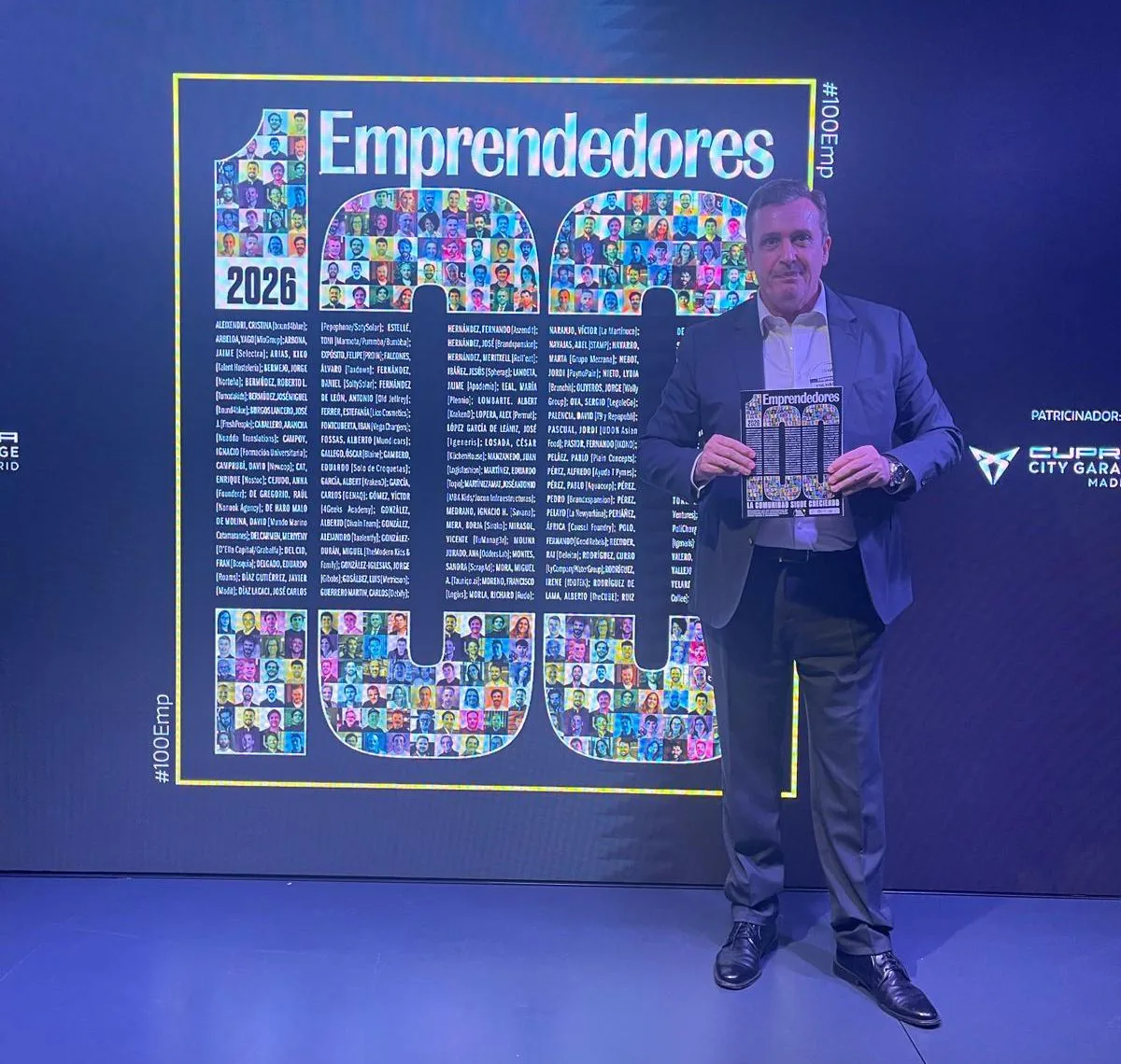 Ignacio Campoy sosteniendo el reconocimiento del ranking de los 100 emprendedores más relevantes de España 2026