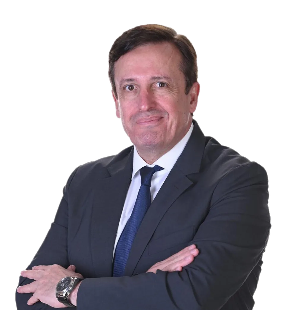 Ignacio Campoy Aguilar, mentor y experto en metaliderazgo, sonriendo con los brazos cruzados