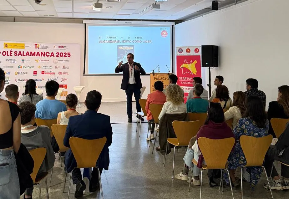 Ignacio Campoy hablando de metaliderazgo ante el público de Startup Olé Salamanca 2025